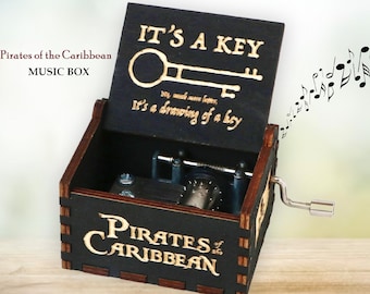 Spieluhr „Fluch der Karibik“ mit Davy Jones Medaillon-Motiv, Holzgravur, handgefertigt, Vintage-Geschenk