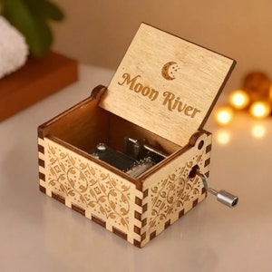 Moon River Boîte à musique Thème Coffre à musique en bois gravé fait à la main vintage Cadeau Audrey Hepburn Petit-déjeuner chez Tiffany's