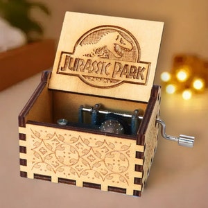 Boîte à musique thème Jurassic, coffre à musique en bois gravé à la main, cadeau vintage, cadeau d'anniversaire, cadeau de Noël