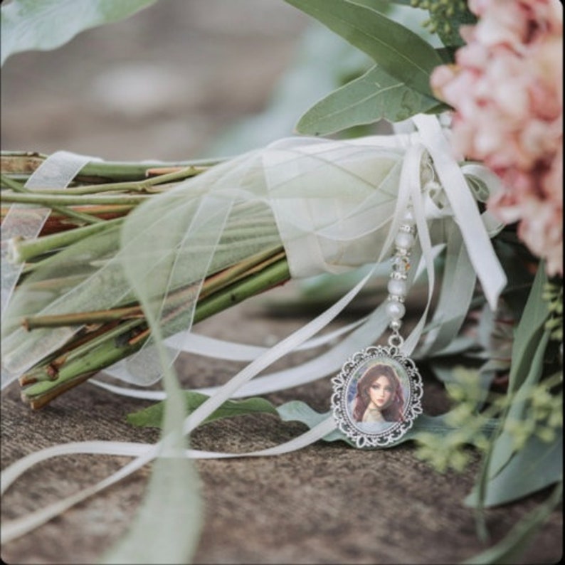 Personalisierter Memorial Brautstrauß Anhänger , individuelles Foto Medallion Blumenstrauß, Trockenblumen Hochzeit, Braut Accessoires Bild 4