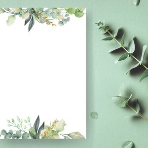 K&ouml;nnte beinhalten: Eine wei&szlig;e Karte mit gr&uuml;nem floralem Rand. Die Karte ist leer und bereit zum Beschreiben. Der Hintergrund ist hellgr&uuml;n.