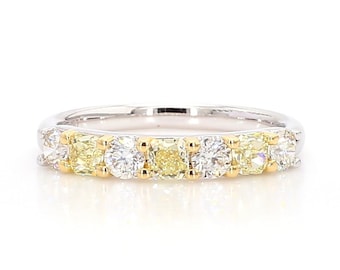 Alianza de boda de oro blanco de 0,93 quilates con diamantes radiantes amarillos naturales y blancos