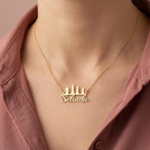 Collier prénom personnalisé avec pièces d'échecs, plaque plaquée or 18 carats, cadeau unique pour elle, bijou original pour les passionnés de jeux et d'échecs, pendentif échecs en argent image 2