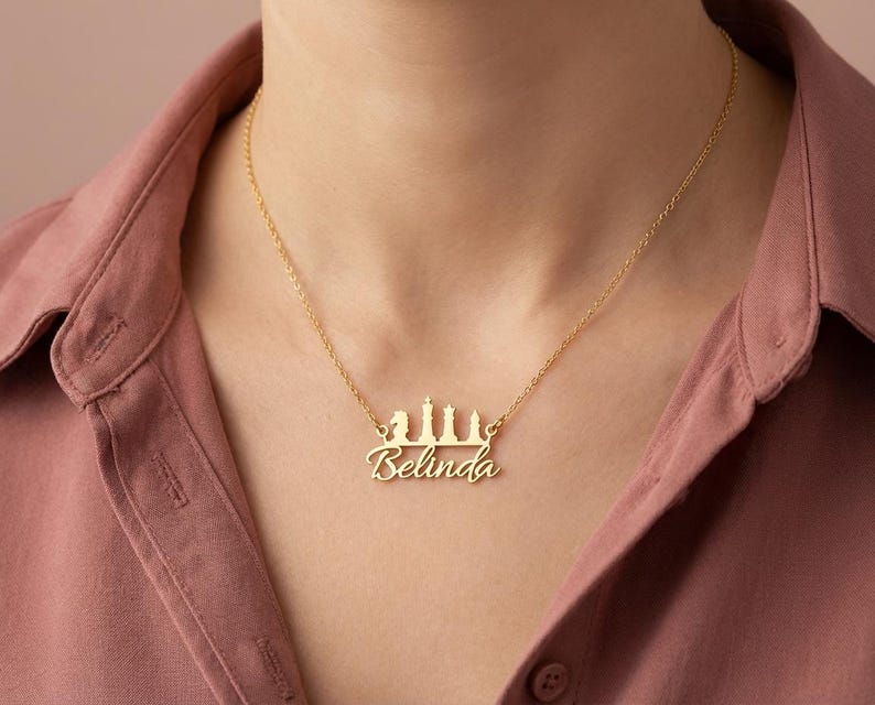 Collier prénom personnalisé avec pièces d'échecs, plaque plaquée or 18 carats, cadeau unique pour elle, bijou original pour les passionnés de jeux et d'échecs, pendentif échecs en argent image 2