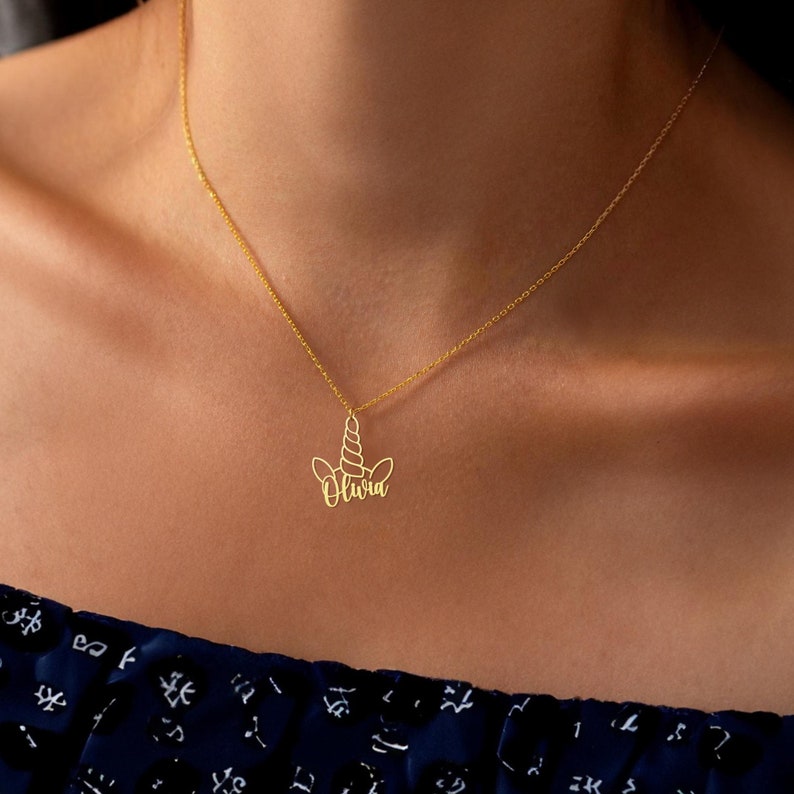 Peut inclure: Collier en or avec un pendentif en forme de licorne avec le nom Olivia.