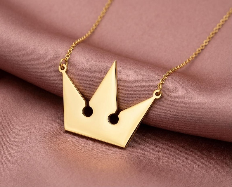 Kingdom Hearts kroonketting, Sora hanger, gamer sieraden, videogame bedeltje, zilveren kroon choker, cosplay accessoire voor hem afbeelding 1