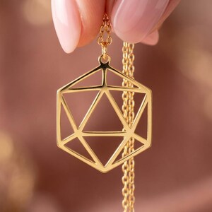 Collier Dé D20, Cadeau pour Joueur de JDR, Bijou Donjons et Dragons, Pendentif Coup Critique, Cadeau pour Maître du Donjon, Breloque Dé Polyédrique image 3