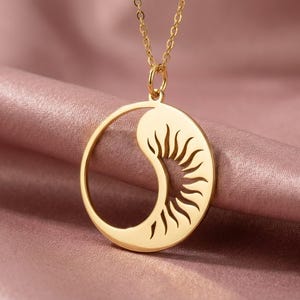 Yin Yang sol och måne halsband, guldbalanshänge, taoistiska smycken, dag och natt-berlock, zenhalsband, andlig gåva, harmonisymbol bild 1
