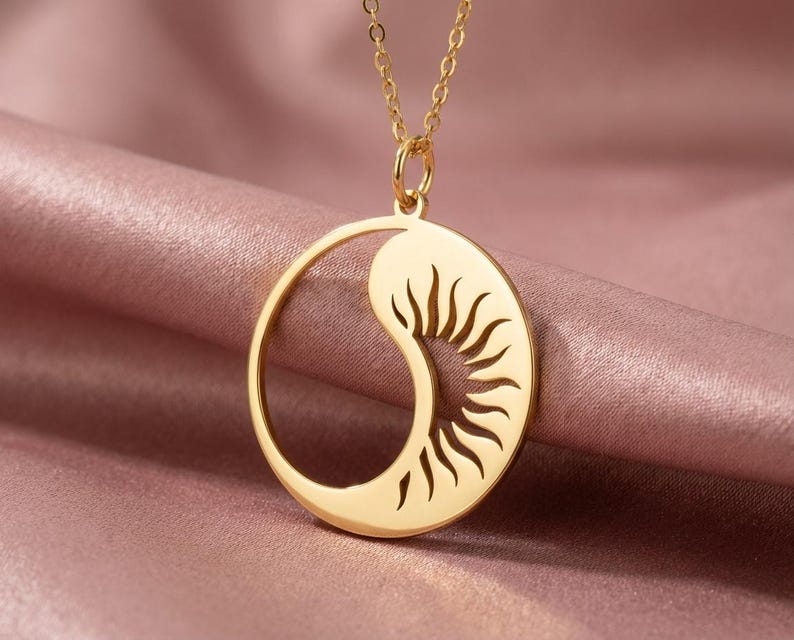 Yin Yang sol och måne halsband, guldbalanshänge, taoistiska smycken, dag och natt-berlock, zenhalsband, andlig gåva, harmonisymbol bild 1