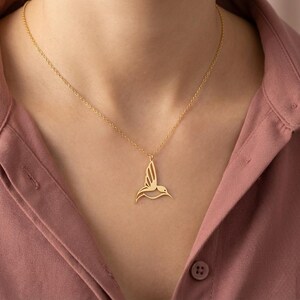Regalo personalizado para mujer, dije de colibrí pequeño, estilo oro vermeil, collar de animal para propuesta de dama de honor, joya bonita para esposa imagen 2
