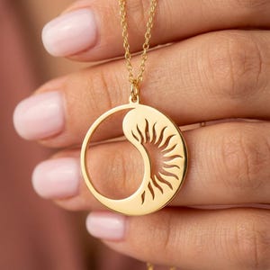 Yin Yang sol och måne halsband, guldbalanshänge, taoistiska smycken, dag och natt-berlock, zenhalsband, andlig gåva, harmonisymbol bild 3