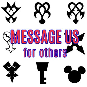 Puede incluir: Una colecci&oacute;n de dise&ntilde;os gr&aacute;ficos en blanco y negro, que incluyen s&iacute;mbolos y formas estilizadas. La imagen presenta el texto "MESSAGE US for others" en letras rojas con un contorno azul. Los dise&ntilde;os est&aacute;n sobre un fondo blanco.