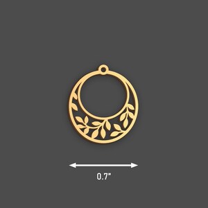 Puede incluir: Un pendiente circular dorado con un dise&ntilde;o de hojas. El pendiente tiene 1,8 cm de di&aacute;metro y presenta un patr&oacute;n recortado de hojas y vides. La parte superior tiene un peque&ntilde;o lazo para colgar.