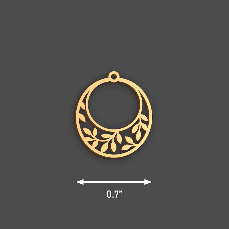 Puede incluir: Un pendiente circular dorado con un dise&ntilde;o de hojas. El pendiente tiene 1,8 cm de di&aacute;metro y presenta un patr&oacute;n recortado de hojas y vides. La parte superior tiene un peque&ntilde;o lazo para colgar.