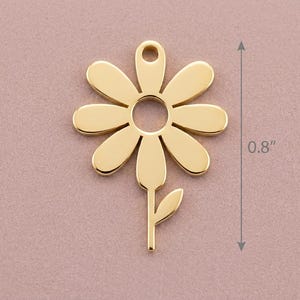April Birth Flower Necklace, Gold Daisy Pendant, Birth Month Jewelry, Spring Birthday Gift, Sterling Silver Floral Charm, Gift for Mom 画像 4