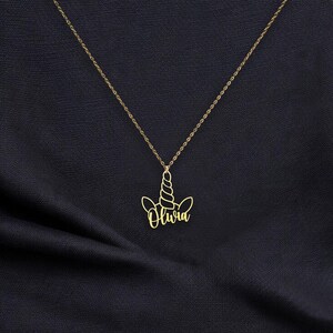 Peut inclure: Collier en or avec un pendentif en forme de licorne et le nom Olivia.