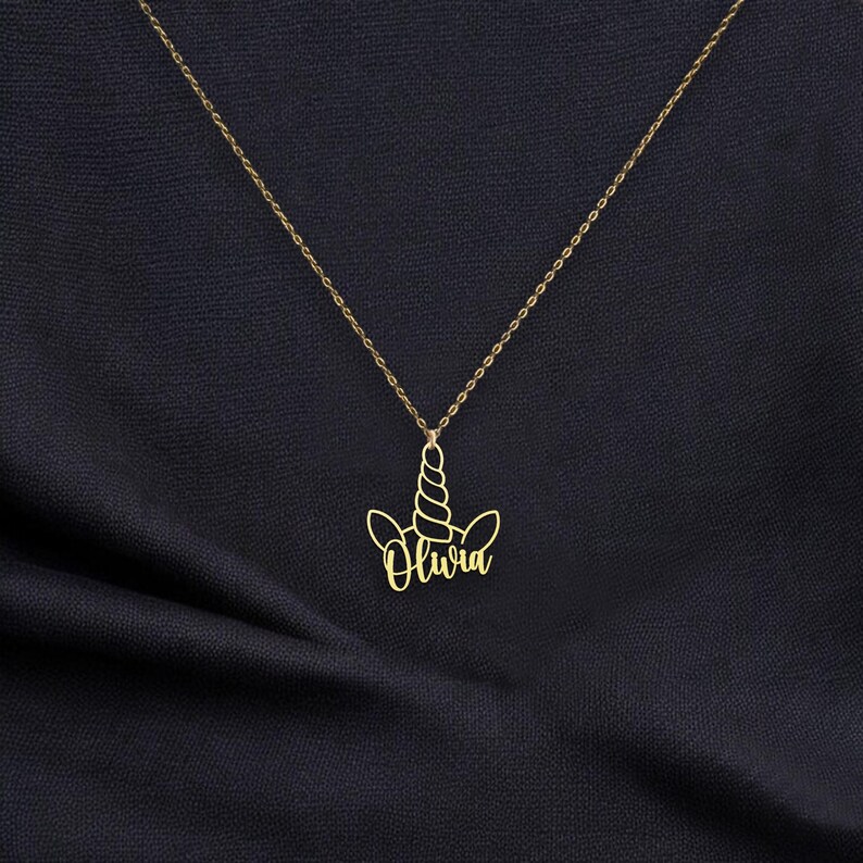 Peut inclure: Collier en or avec un pendentif en forme de licorne et le nom Olivia.