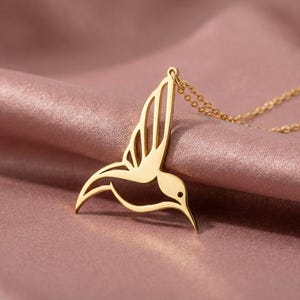 Regalo personalizado para mujer, dije de colibrí pequeño, estilo oro vermeil, collar de animal para propuesta de dama de honor, joya bonita para esposa imagen 3