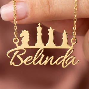 Collier prénom personnalisé avec pièces d'échecs, plaque plaquée or 18 carats, cadeau unique pour elle, bijou original pour les passionnés de jeux et d'échecs, pendentif échecs en argent image 3
