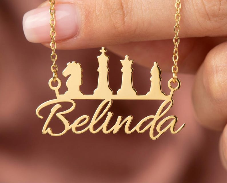 Collier prénom personnalisé avec pièces d'échecs, plaque plaquée or 18 carats, cadeau unique pour elle, bijou original pour les passionnés de jeux et d'échecs, pendentif échecs en argent image 3