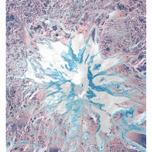 Może przedstawiać: Kolorowe zdjęcie lotnicze Mount Adams, stratowulkanu w Kaskadach w stanie Waszyngton. Obraz wykorzystuje cieniowanie kąta nachylenia, aby podkreślić topografię g&oacute;ry. Kolory wahają się od jasnoniebieskiego do r&oacute;żowego, a szczyt pokrywa biały śnieg.