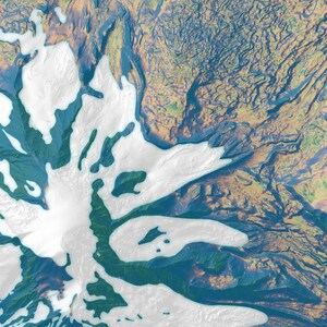 Może przedstawiać: Zbliżenie na szczeg&oacute;łową mapę topograficzną z białym obszarem reprezentującym lodowiec lub g&oacute;rę pokrytą śniegiem. Mapa zawiera niebieskie i zielone linie reprezentujące rzeki, strumienie i doliny. Otaczający obszar to mieszanka brązowych, zielonych i niebieskich odcieni, wskazujących na r&oacute;żne rodzaje terenu.