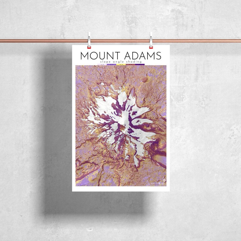 Może przedstawiać: Plakat z mapą topograficzną Mount Adams w stanie Waszyngton, z fioletowym i złotym cieniowaniem. Tytuł "MOUNT ADAMS" znajduje się na g&oacute;rze plakatu, a pod nim tekst "slope angle shading".
