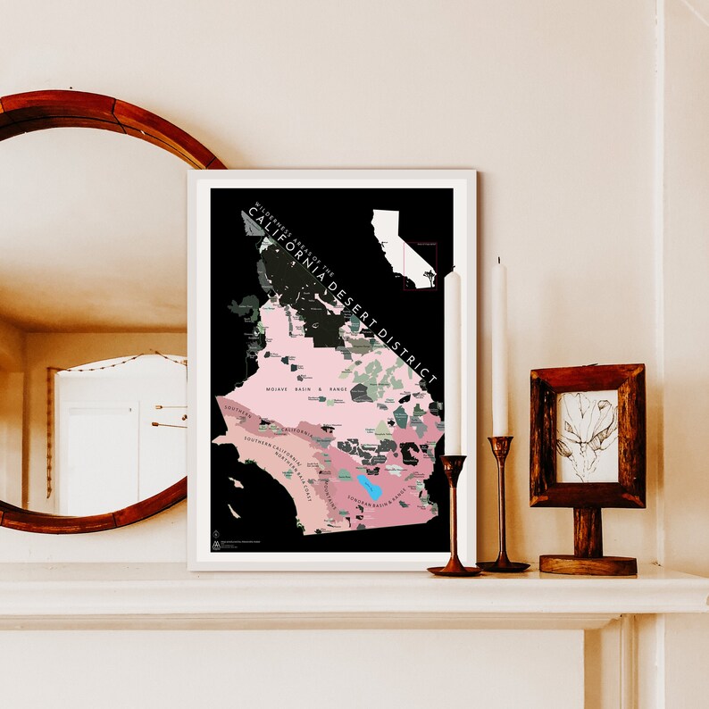 K&ouml;nnte beinhalten: Eine Schwarzwei&szlig;karte des California Desert District mit rosa und gr&uuml;nen Highlights. Die Karte ist in einem wei&szlig;en Rahmen gerahmt und h&auml;ngt an einer Wand &uuml;ber einem wei&szlig;en Kaminsims.