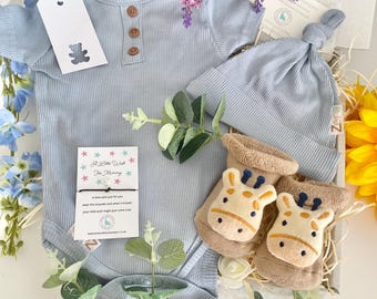 Unisex Baby Gift Hamper, Giraffe Socks, Ribbed Outfit