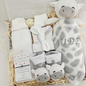 Personalised Baby Hamper, Baby Shower Hamper, Baby Shower Gift, New Baby Gift, Baby Boy Hamper,Baby Girl Gift,New Mum Hamper, Baby Comforter white- giraffe&socks