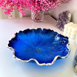 Handmade Ocean Resin Bowl with Jellyfish Indigo Blue Decorative bowl Scallop Shaped Bowl Sculptural Bowl Centerpiece Bowl Entryway Key Bowl