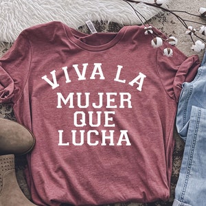 Koszula Viva la Mujer Que Lucha, koszula Latina, Latynoska Feministka, zabawne hiszpańskie koszulki, koszulki Latynoskie, hiszpańskie prezenty, hiszpańska koszula, Dumna Latynoska