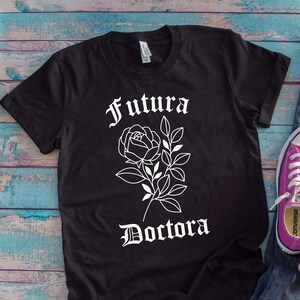 Maglietta &quot;Futuro Dottore&quot;, Maglietta &quot;Dottore in Divenire&quot;, Maglietta da Dottore, Regalo per Studenti di Medicina, Maglietta per Facoltà di Medicina, Regalo per Dottori, Maglietta per Futuri Dottori