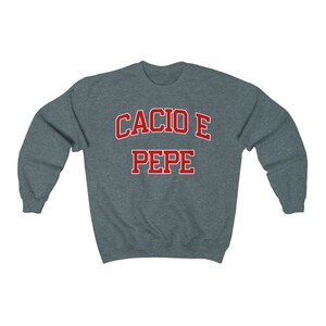 Puede incluir: Una sudadera gris oscuro jaspeada con el texto "Cacio e Pepe" en rojo.