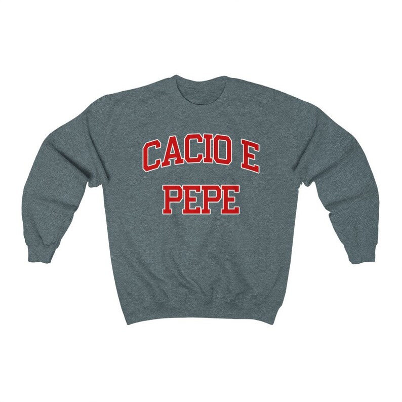 Puede incluir: Una sudadera gris oscuro jaspeada con el texto "Cacio e Pepe" en rojo.