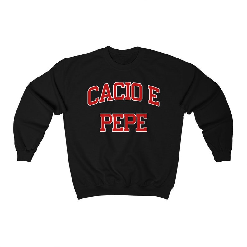 Puede incluir: Sudadera negra con texto rojo que dice "Cacio e Pepe" en una fuente universitaria.