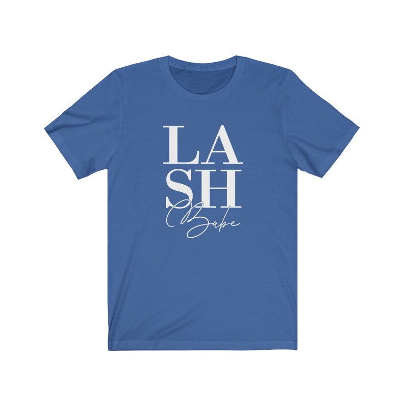 Pu&ograve; includere: T-shirt blu reale con la scritta bianca "LASH Babe". La parola "LASH" &egrave; impilata, con "SH" in un corpo pi&ugrave; grande. "Babe" &egrave; scritto in corsivo. Un capo casual per tutti i giorni.