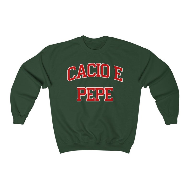 Puede incluir: Una sudadera verde oscuro con el texto "Cacio e Pepe" en letras rojas.