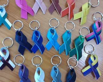 Llavero de cuero con lazo contra el cáncer