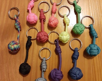 Llavero de paracord con forma de puño de mono