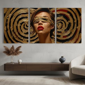 Könnte beinhalten: Triptychon-Kunstwerk mit einer Frau mit rotem Lippenstift und einer goldenen Augenbinde, vor einem Hintergrund aus goldenen und schwarzen Spiralmustern. Das Kunstwerk wird über einer modernen Konsole aus dunklem Holz ausgestellt.