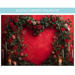 Könnte beinhalten: Ein roter Hintergrund mit einem herzförmigen Kranz aus roten und rosafarbenen Rosen und grünen Blättern. Der Kranz besteht aus künstlichen Blumen und ist perfekt für einen romantischen Hintergrund.