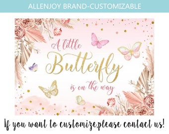 Könnte beinhalten: Ein rosa-goldener Babyparty-Hintergrund mit dem Text "A little Butterfly is on the way". Der Hintergrund zeigt Schmetterlinge, Blumen und Pampasgras.
