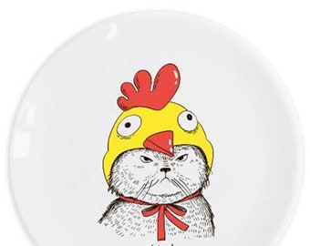 Cat in Rooster Hat Plate 25 cm - Quirky Feline Farmhouse Chic Decorative Dish