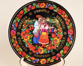 Ukrainian couple . Hanging wall porcelain plate 20cm decorative souvenir with wooden stand Ukrainian traditional Petrykivka painting style