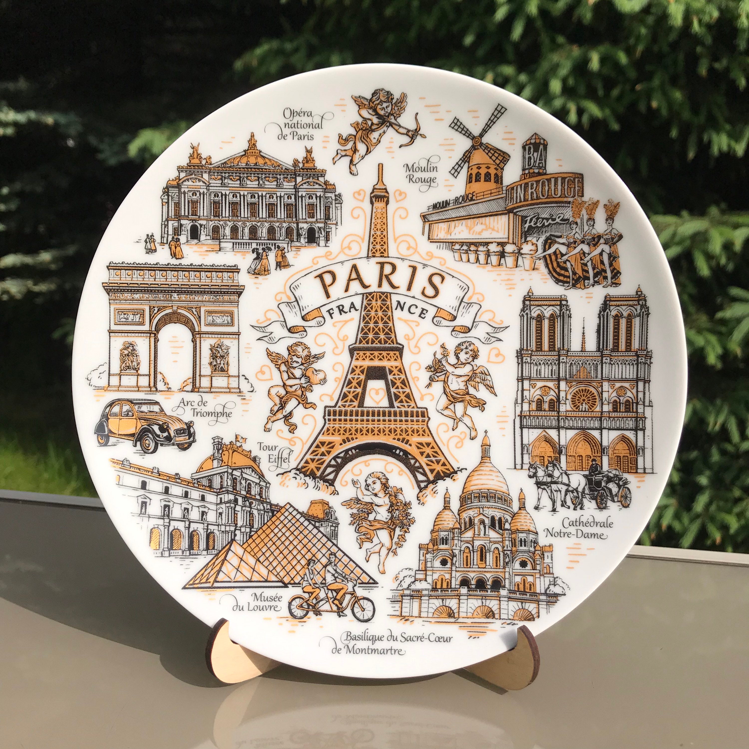 Paris Plate. Bronze Style Hanging Wall Porcelain Plate 20cm Decorative  Souvenir With Wooden Stand Landmarks Paris 