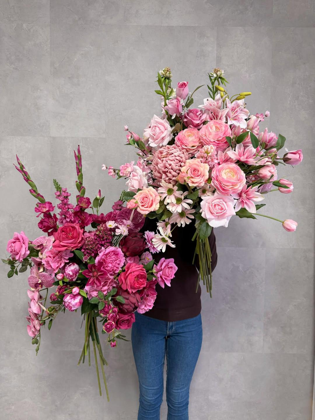 Ein großer Strauß künstlicher Blumen, die echten Blumen täuschend ähnlich sehen – luxuriöse, auf Bestellung gefertigte Kunstblumen