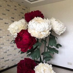 Set di fiori di carta giganti con rose e peonie di carta crespa per festa di Pasqua di Alice nel paese delle meraviglie cabina fotografica
