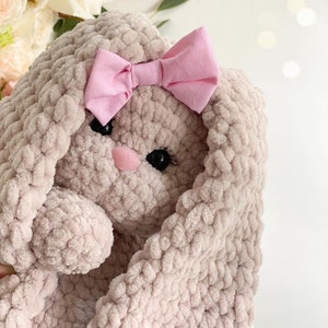Cadeau pour nouveau-né, lapin personnalisé, lapin tricoté, peluches amigurumi, cadeau pour grande sœur, cadeau d'anniversaire, lapin peluche