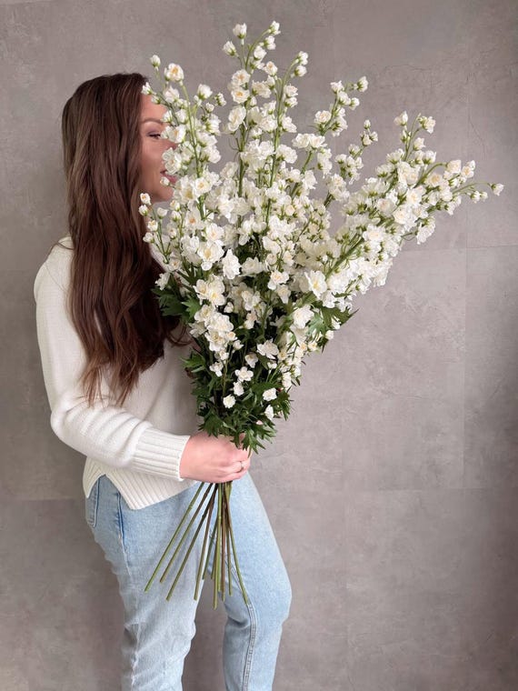 Realistischer weißer Ritterspornstrauß – Hochwertige künstliche Blumen, realistische Seidenstiele, Hochzeits- und Heimdekoration